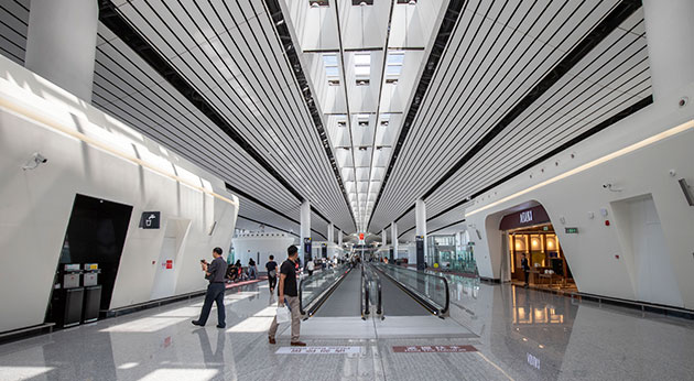 大兴国际机场集中式多指廊构型,从航站楼中心到最远端登机口步行距离